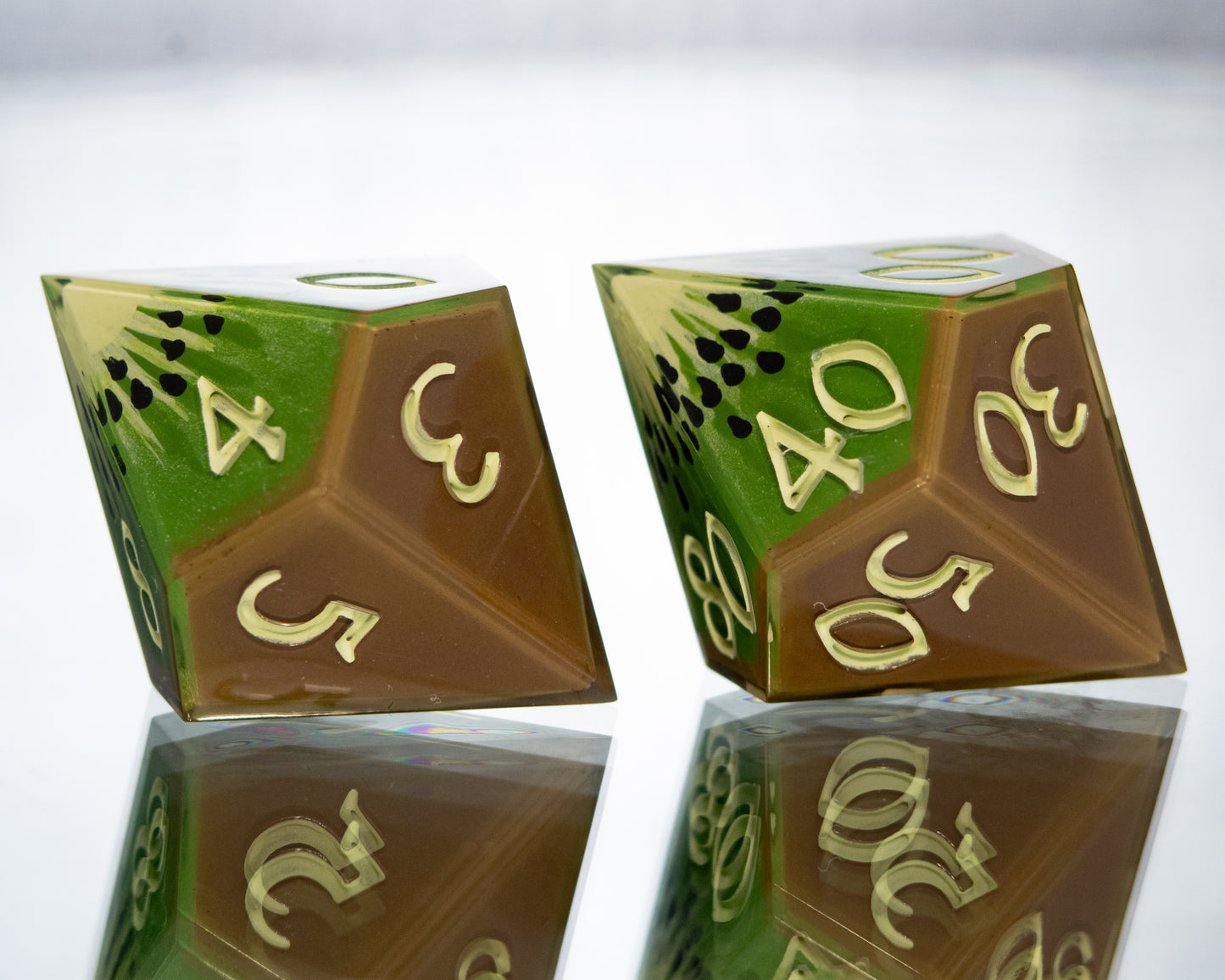 Kiwis - Alt 7 Piece Handmade Resin Dice