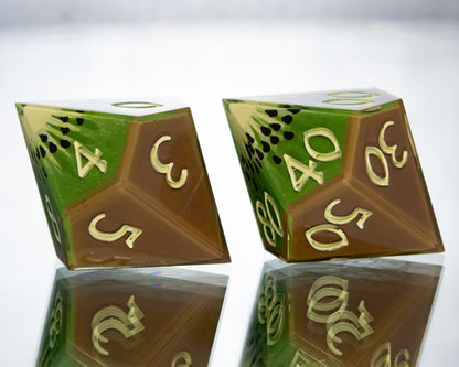 Kiwis - Alt 7 Piece Handmade Resin Dice