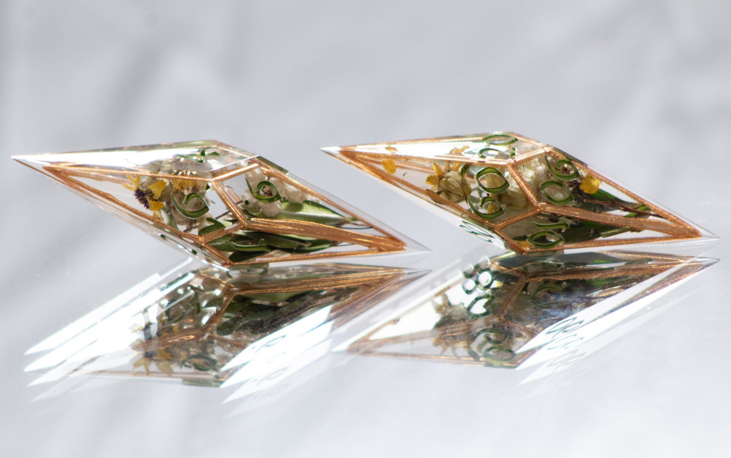 Sunflower Terrarium - Sharp 7 Piece Handmade Resin Dice