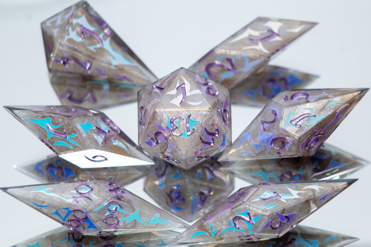 Huntrix - Sharp 7 Piece Handmade Resin Dice